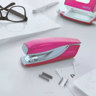Zszywacz średni metalowy Leitz WOW różowy smartkleks.pl