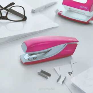 Zszywacz średni metalowy Leitz WOW różowy smartkleks.pl