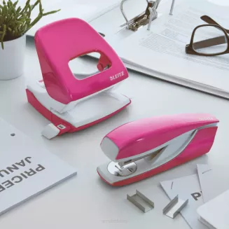 Zszywacz średni metalowy Leitz WOW różowy smartkleks.pl