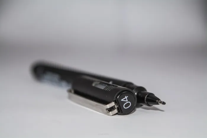Czym różni się długopis od cienkopisu?