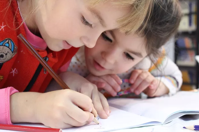 Jak nauczyć dziecko ładnie pisać? Kilka przydatnych wskazówek.